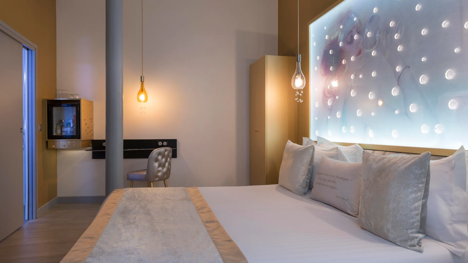 Hotel Les Bulles De Paris 4*,